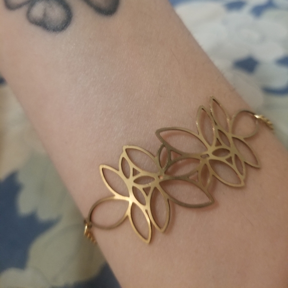 🌺 Gold Floral Bracelet - Picture 2 of 4